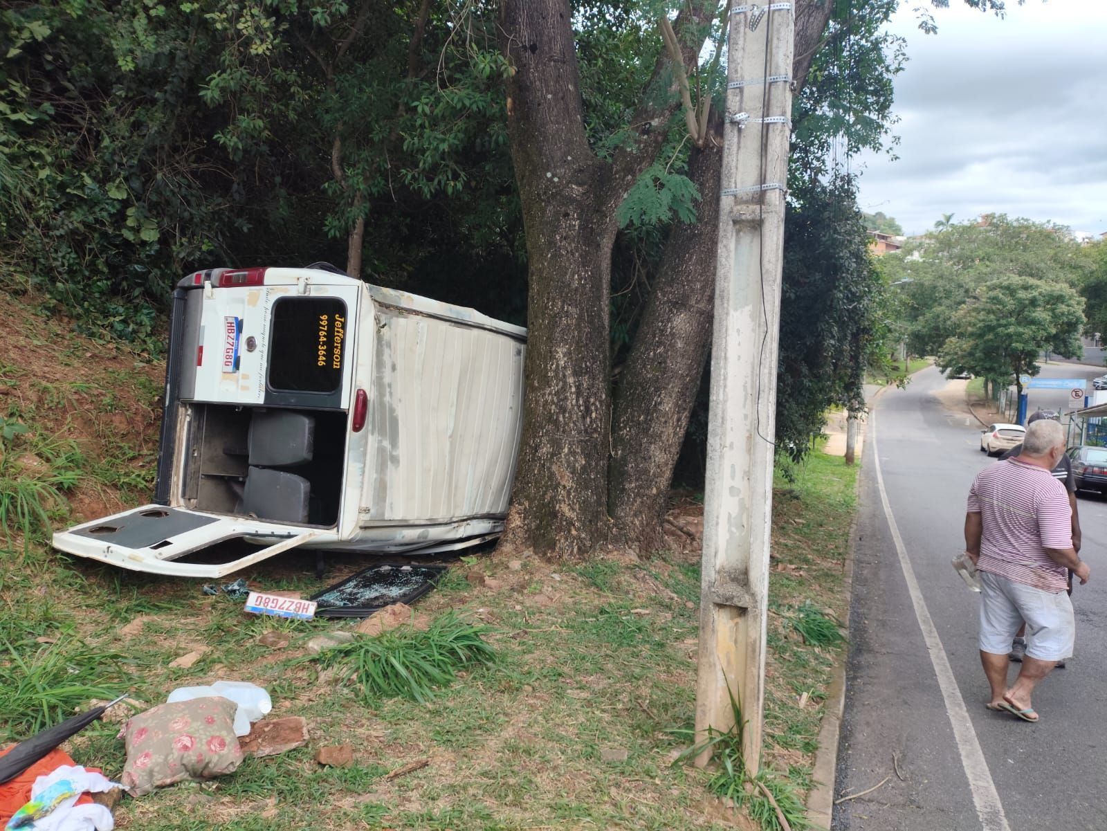 Van com 15 alunos cai em barranco em Nova Lima, na Grande BH