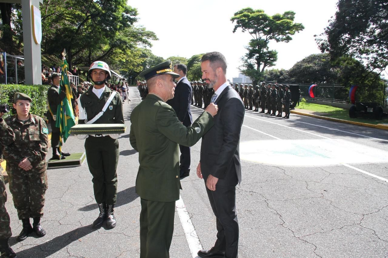 Itatiaia recebe homenagem do Exército por contribuição à instituição