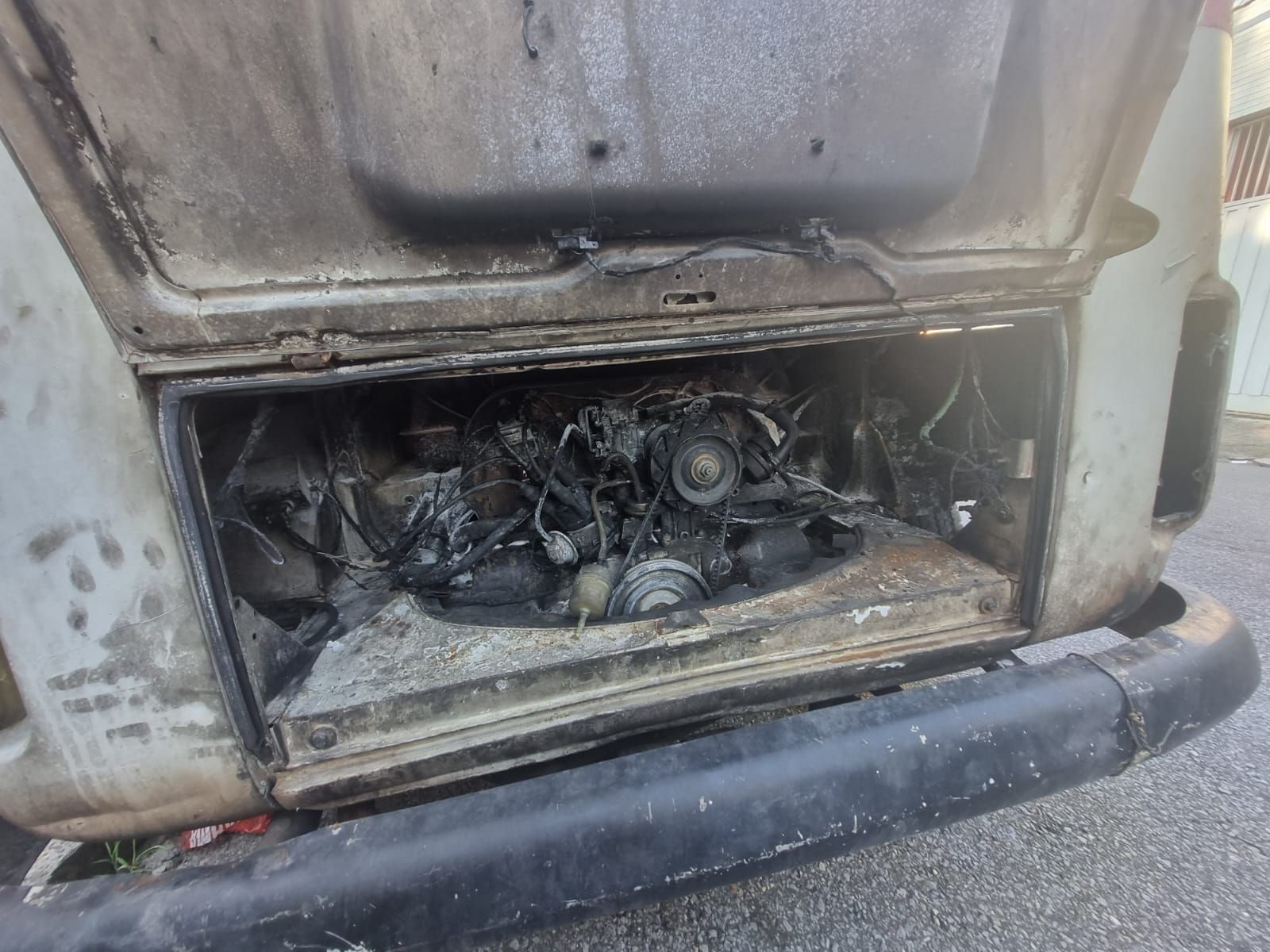 Vídeo: cozinheiro que fez tropeiro do Mineirão por 45 anos pede ajuda após ter kombi incendiada