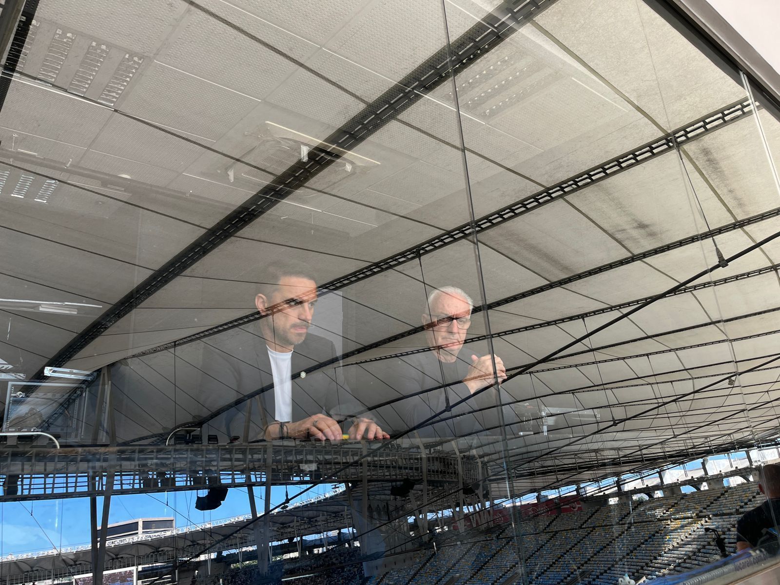 Dorival Júnior e Rodrigo Caetano acompanham Fluminense x Vasco no Maracanã