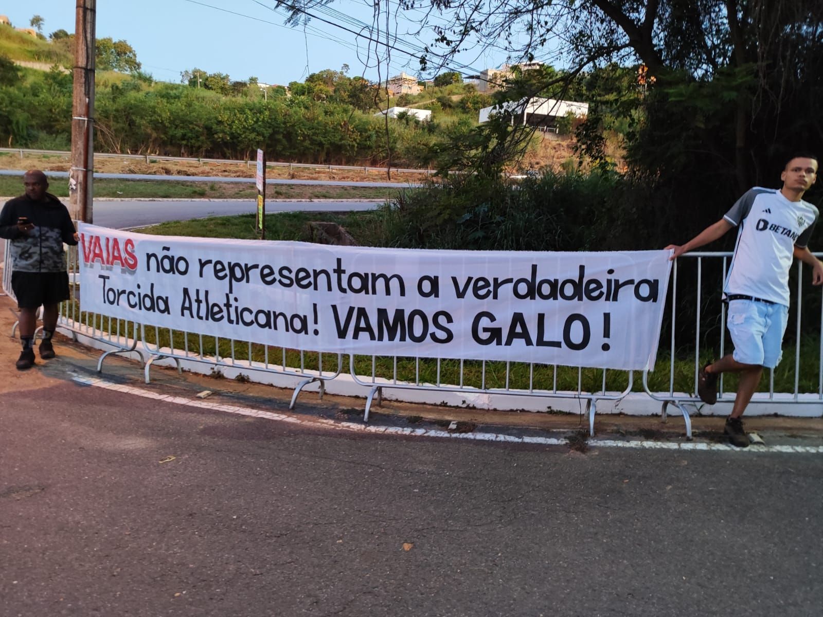 Na Cidade do Galo, torcedores do Atlético apoiam time antes do clássico