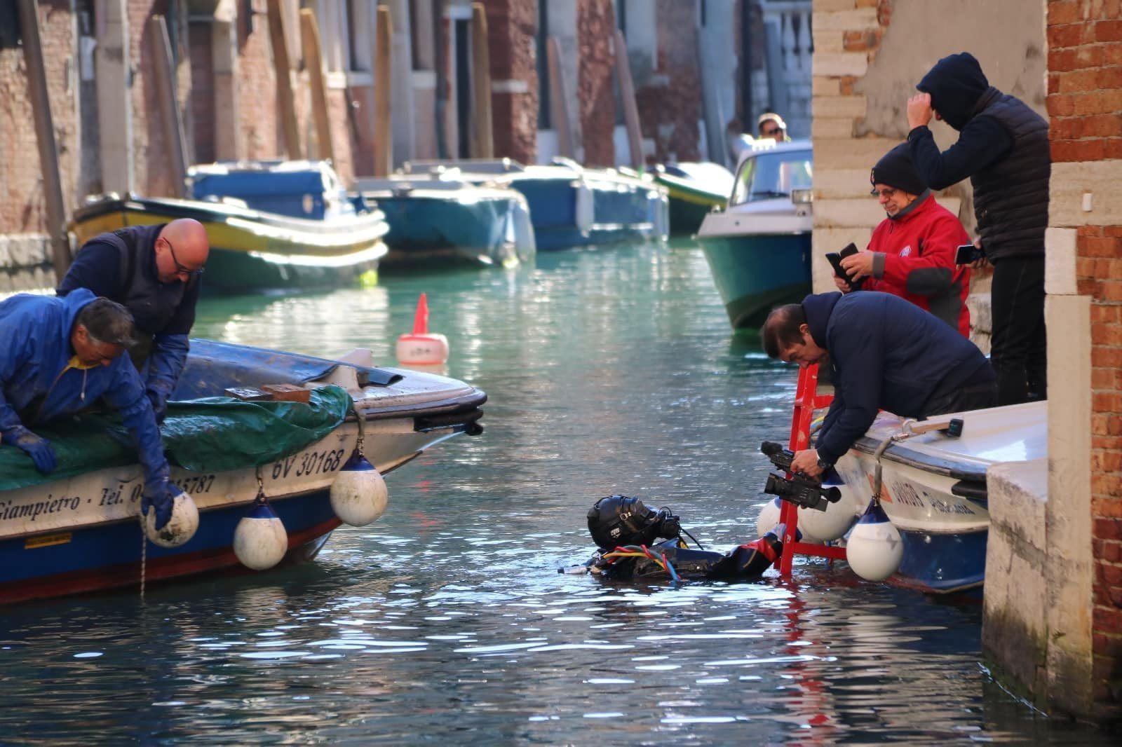 Gondoleiros se mobilizam para limpar canais de Veneza