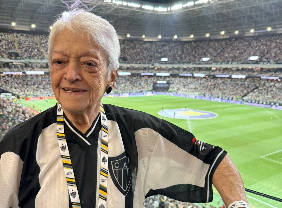 Atleticana de 92 anos curte goleada sobre o Cruzeiro em primeira ida à Arena MRV