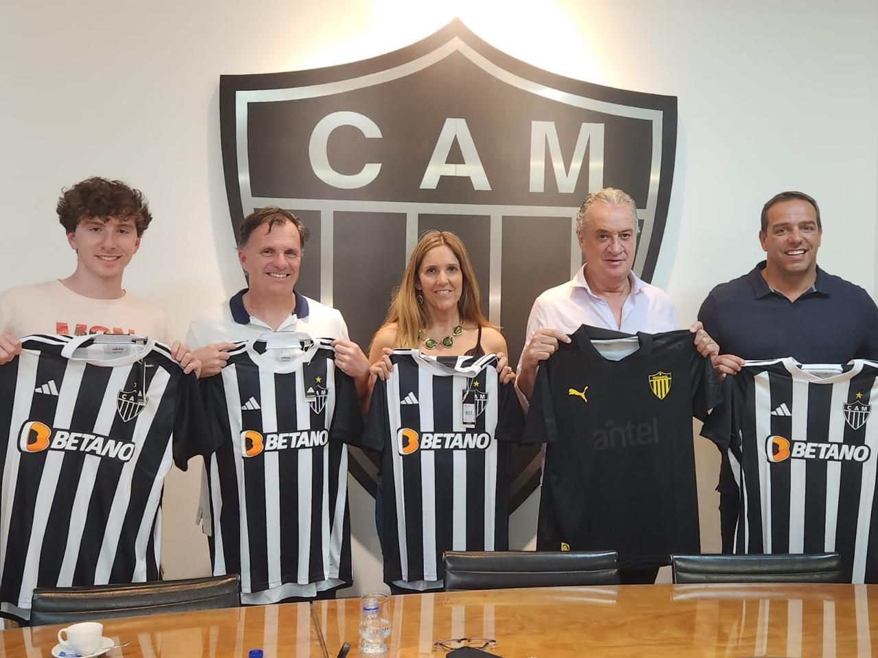 Atlético: filhos e neto de Mazurkiewcz recebem homenagem em Belo Horizonte