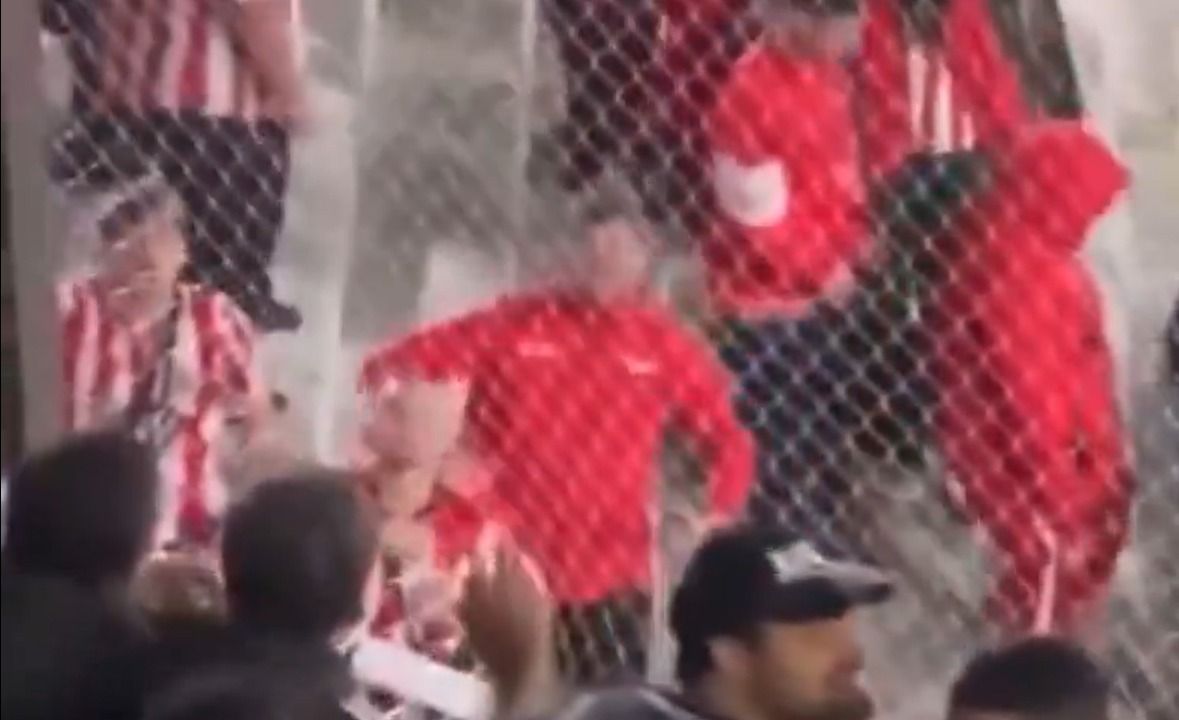 Estudiantes repudia gestos racistas dirigidos a gremistas e tenta identificar torcedores