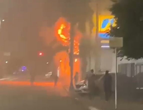 Incêndio em pensão irregular mata dez pessoas em Porto Alegre