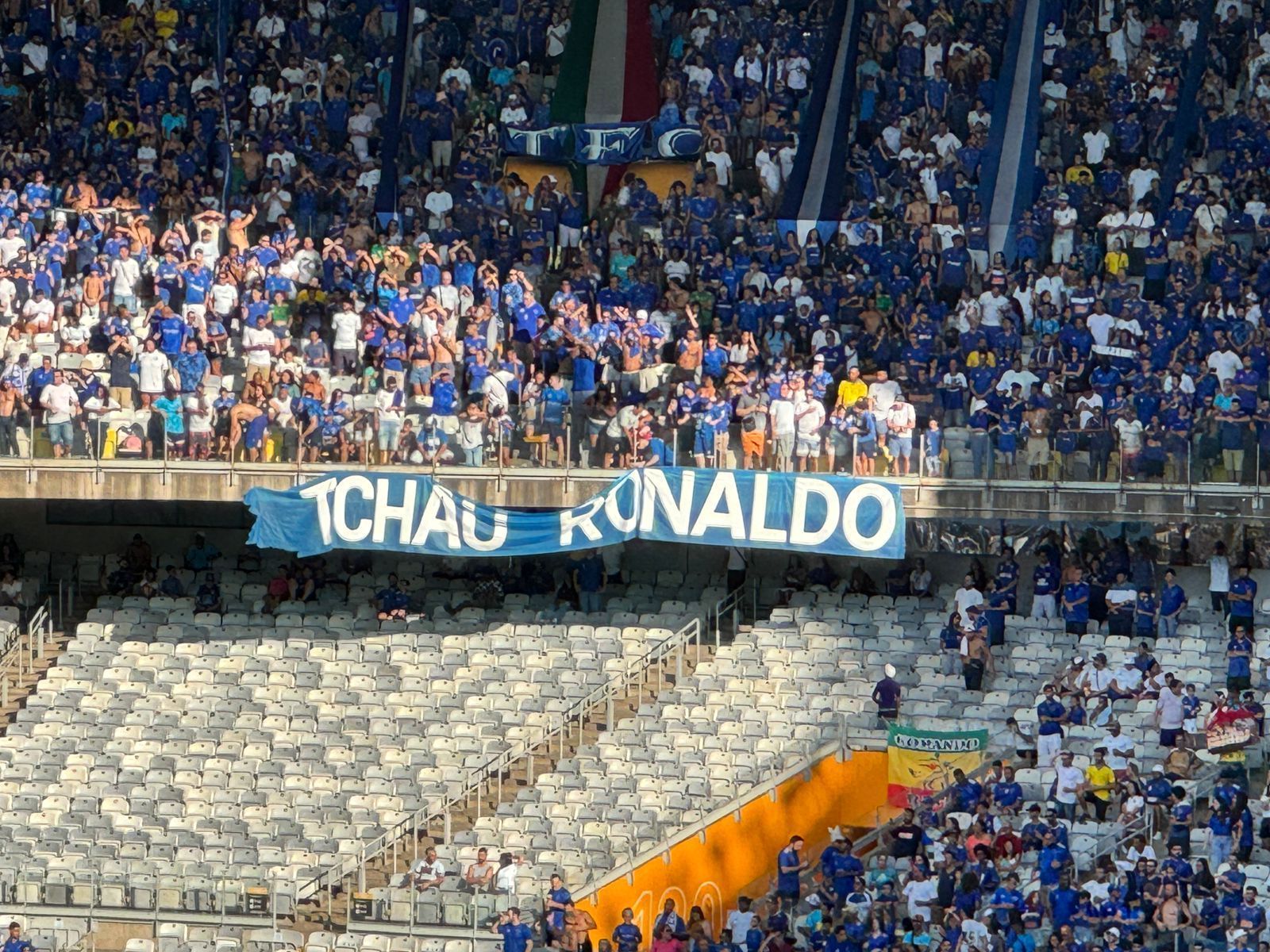 'Tchau, Ronaldo': torcida do Cruzeiro exibe faixa antes de jogo no Mineirão