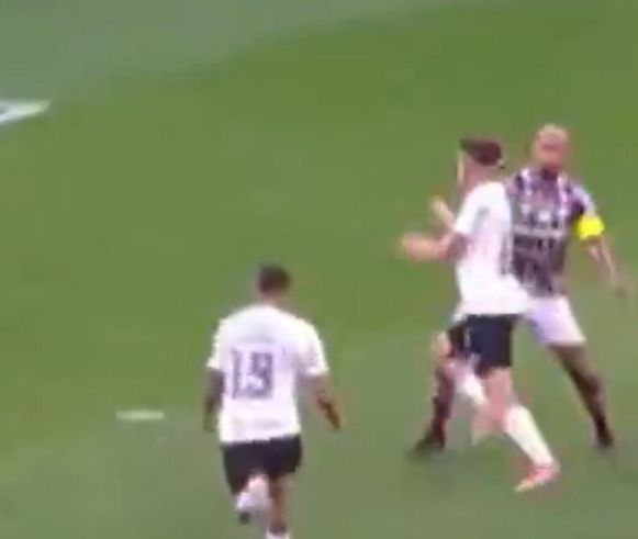 Felipe Melo derruba volante do Corinthians durante comemoração de gol