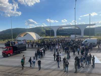 Servidores protestam em frente à Cidade Administrativa