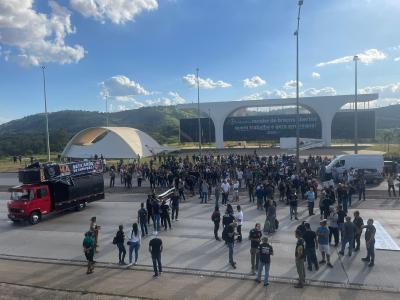 Servidores protestam em frente à Cidade Administrativa