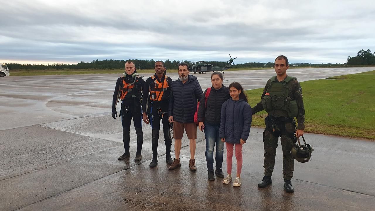 Veja fotos do resgate das vítimas de chuva no RS, feito por militares da FAB