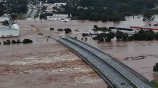 Helicóptero sobrevoando em área alagada para resgate