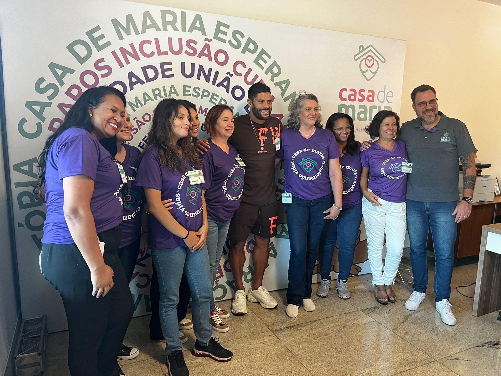 Hulk, do Atlético, visita casa que acolhe crianças com doenças raras