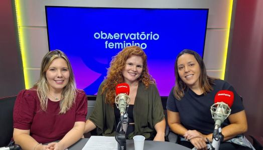 Da esquerda para a direita: Amanda Antunes, apresentadora, Talita Braga, entrevistada, e Aline Borges, apresentadora.