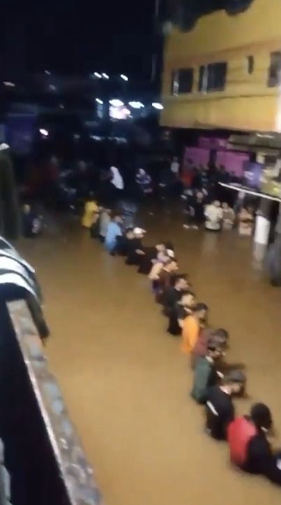 Vídeo: pessoas fazem corrente humana para resgatar embarcações ilhadas em enchente em Canoas (RS)