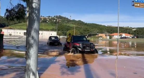 Volume de água atinge rodas dos carros no Rio Grande do Sul