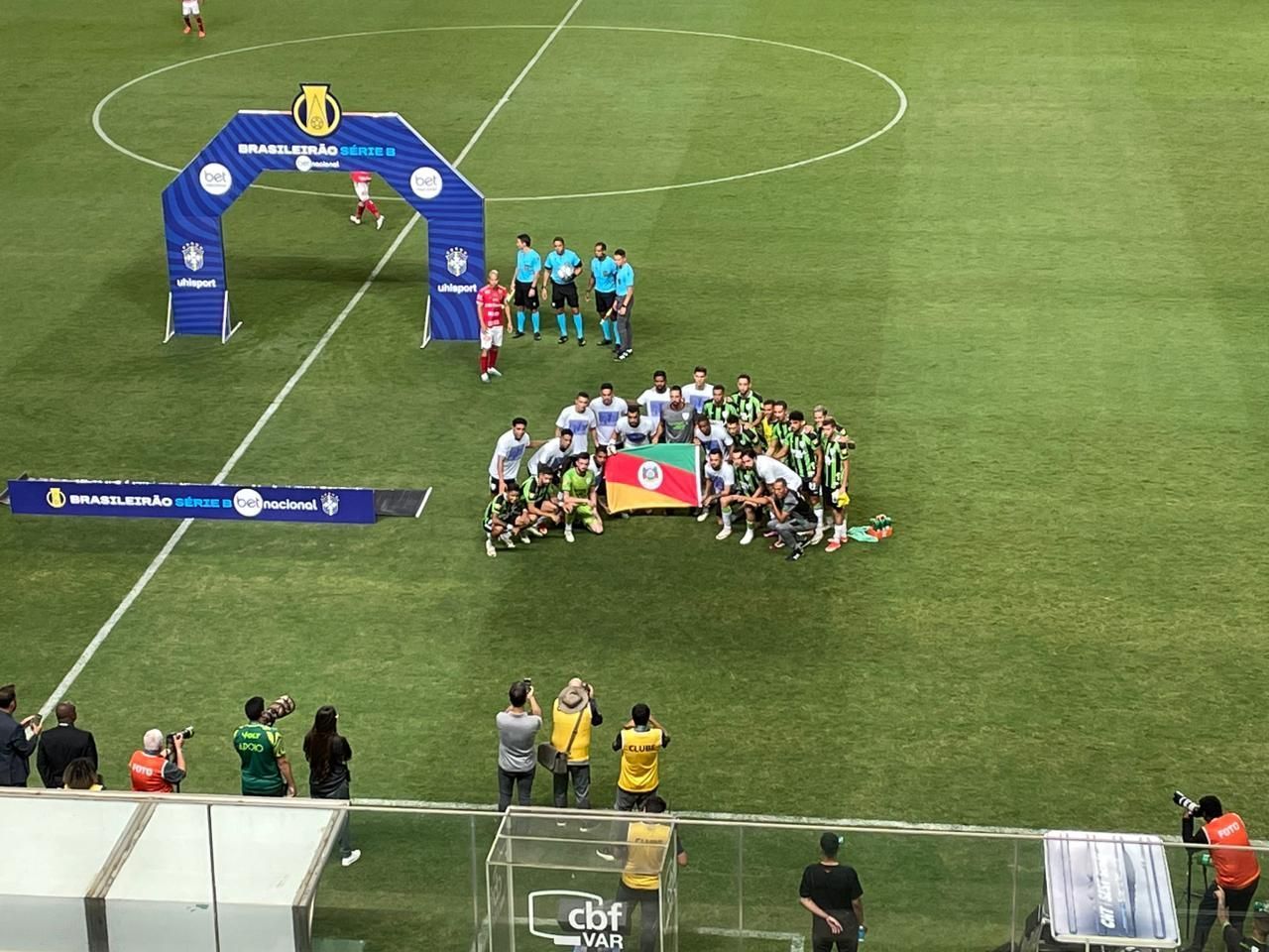 América faz homenagem a vítimas das chuvas no RS antes de partida da Série B