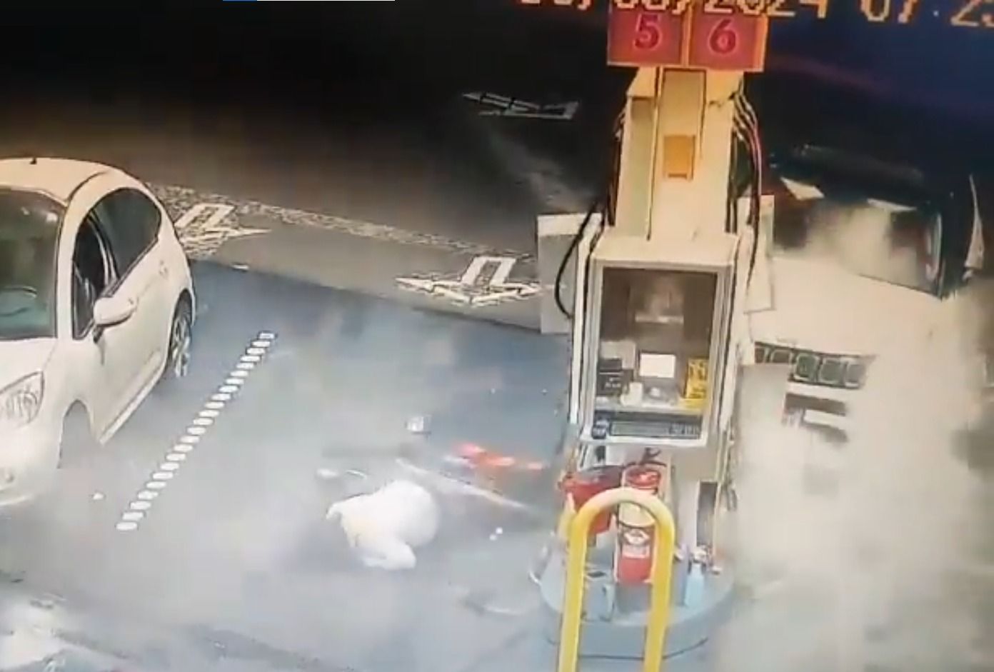 Jogador embriagado bate carro após festa de título na Argentina; veja vídeo
