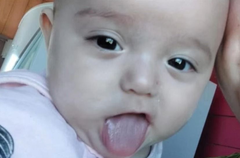 Chuvas no RS: Mãe de bebês gêmeas procura por uma das filhas após barco virar durante resgate