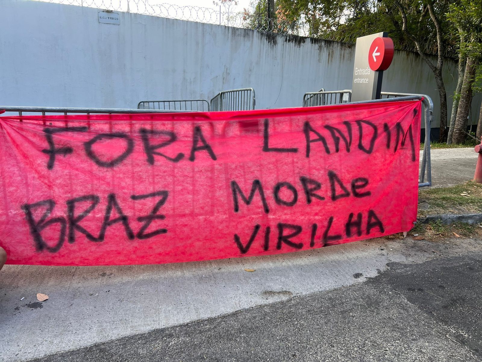 Torcedores do Flamengo protestam no Ninho contra diretoria e time