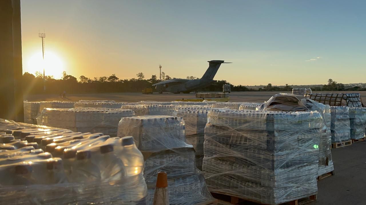 Doações lotam três hangares na base aérea de Brasília, e operação não tem data para acabar