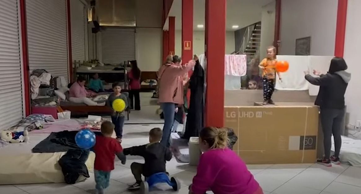 Voluntárias criam abrigo exclusivo para mulheres e crianças em Canoas, no RS