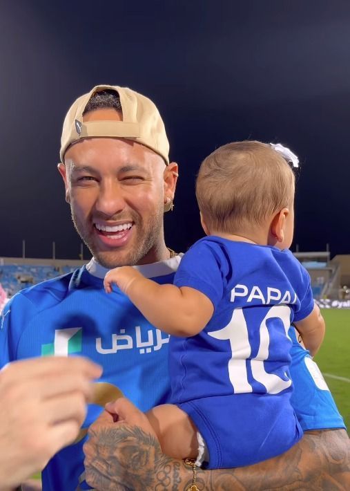 Neymar celebra ao lado de filha o título do Al-Hilal no Campeonato Saudita
