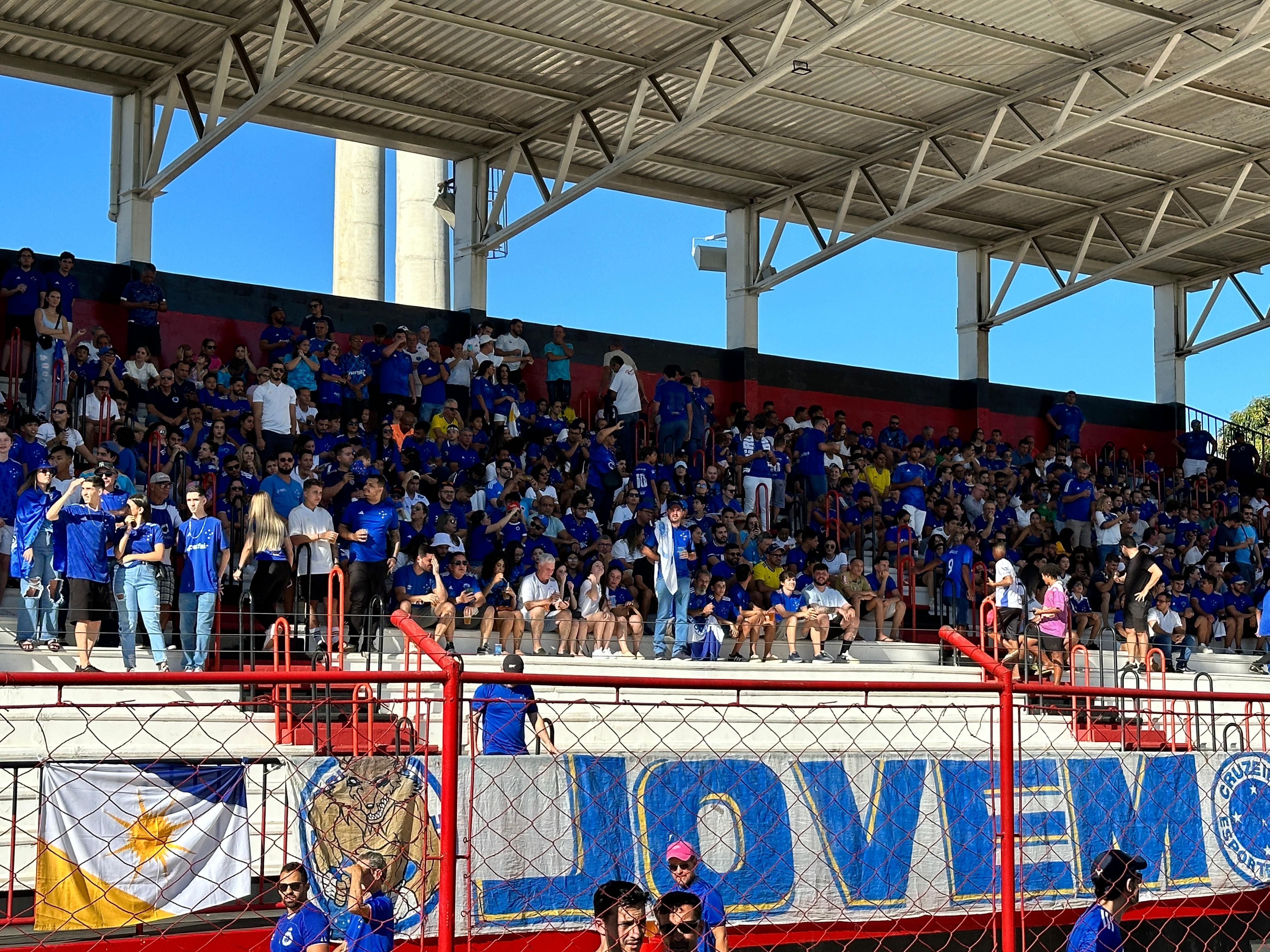 Torcida do Cruzeiro canta música para Pedro Lourenço em Goiânia; vídeo