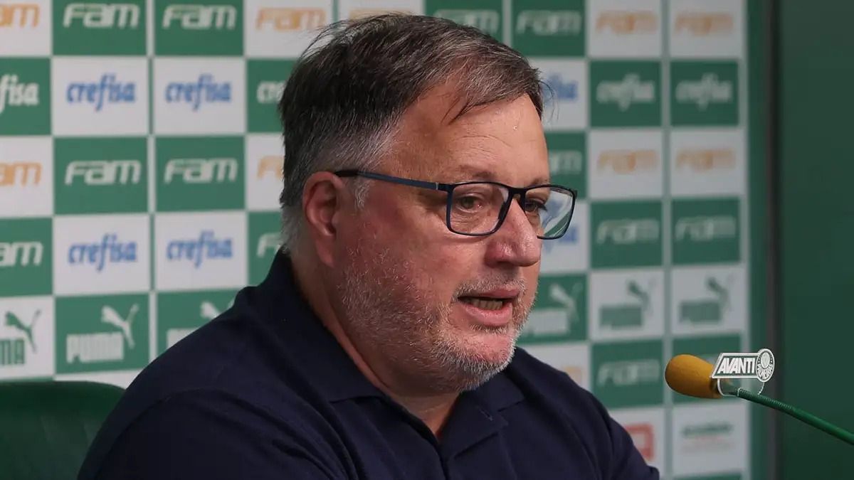 Mancha xinga e protesta contra Anderson Barros, diretor do Palmeiras