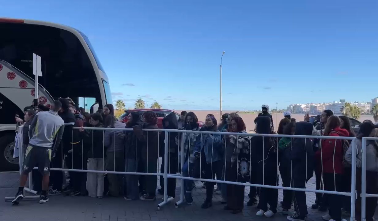 Fãs de cantor britânico tietam delegação do Atlético no Uruguai
