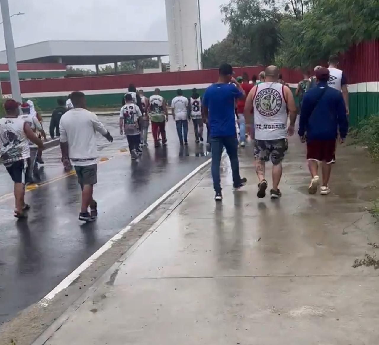 Torcida do Fluminense vai até o CT conversar com jogadores; veja o vídeo