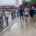 Torcida do Fluminense vai até o CT conversar com jogadores; veja o vídeo