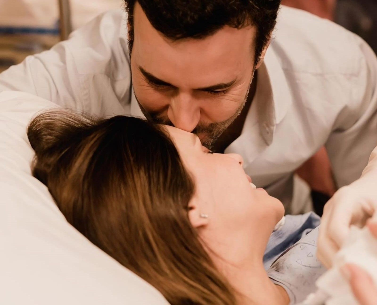 Caroline Celico já está em casa, após dar à luz a seu terceiro filho