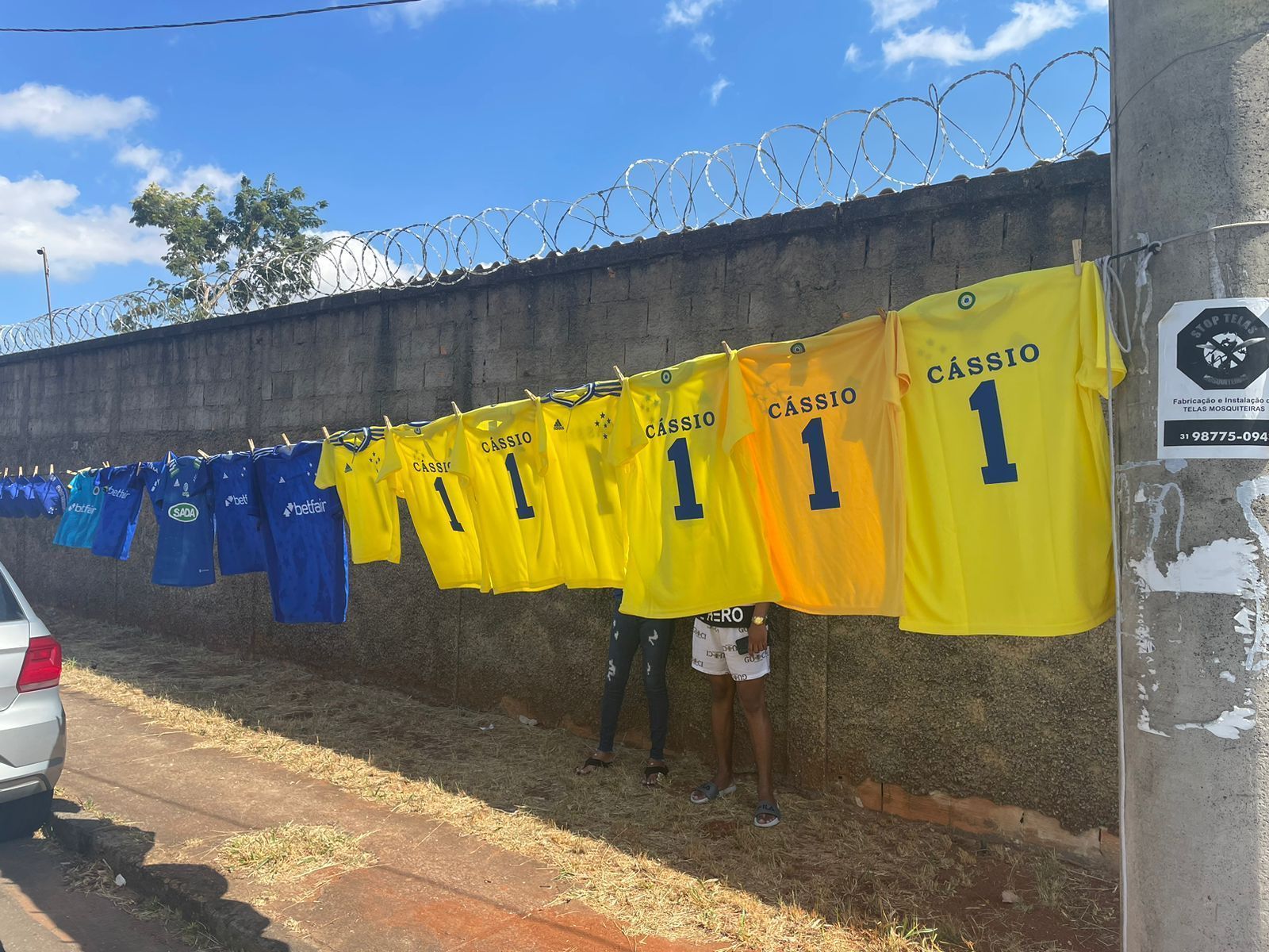 Cruzeiro: ambulantes vendem camisas de Cássio na Toca da Raposa II