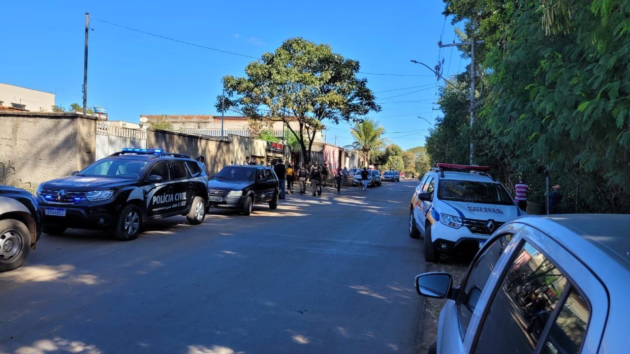 Criminoso ateia fogo em casa e mata delegado aposentado em Sete Lagoas (MG)