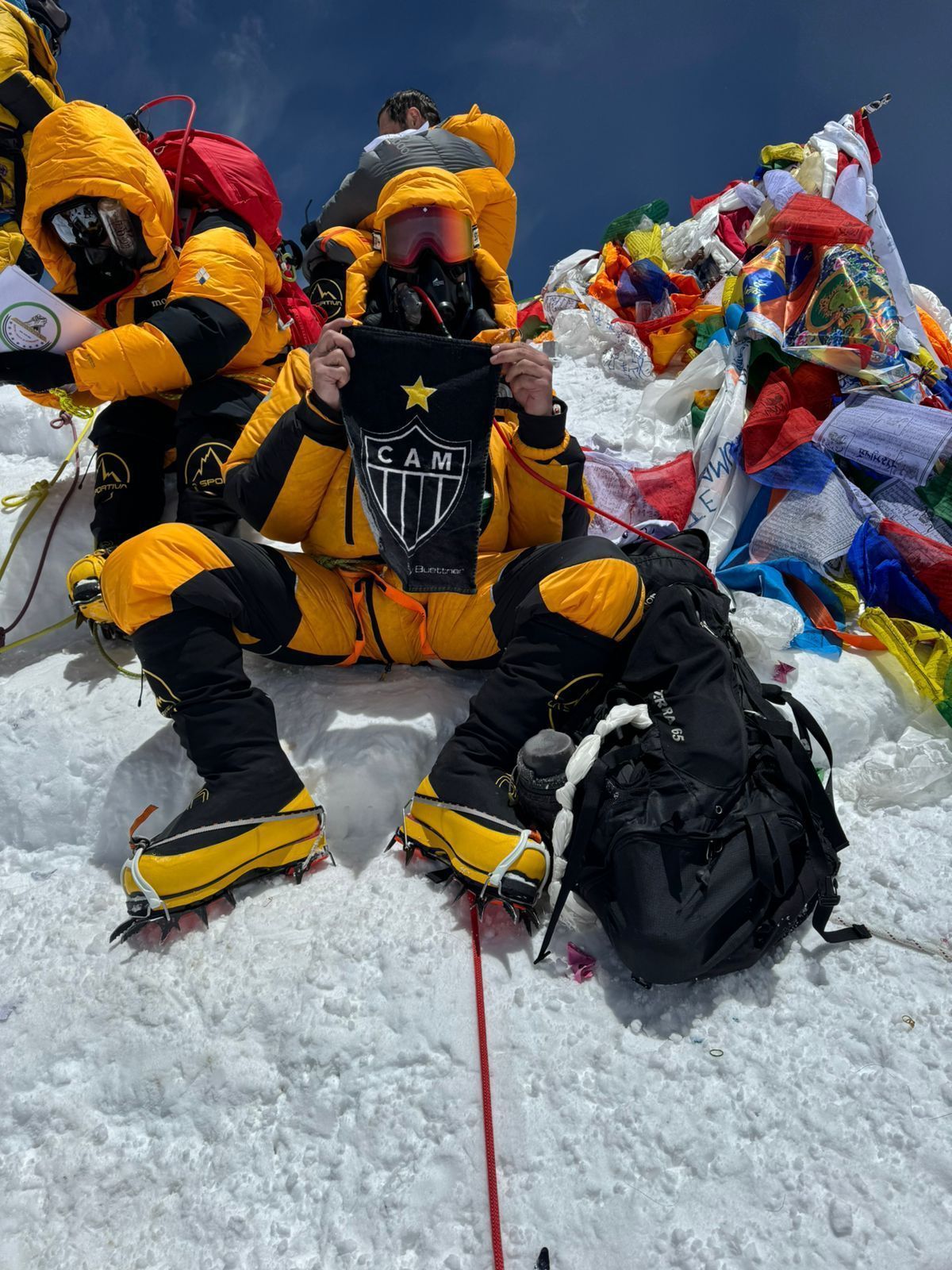 Torcedor escala Everest e coloca bandeira do Atlético no topo do mundo