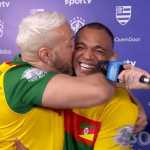 Primeiro encontro de Belo e Denilson tem beijo e alfinetada; veja como foi