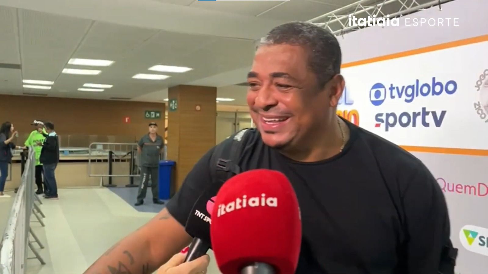 Vampeta comenta foto de Gabigol com a camisa do Corinthians: 'Estranho ele vestir'