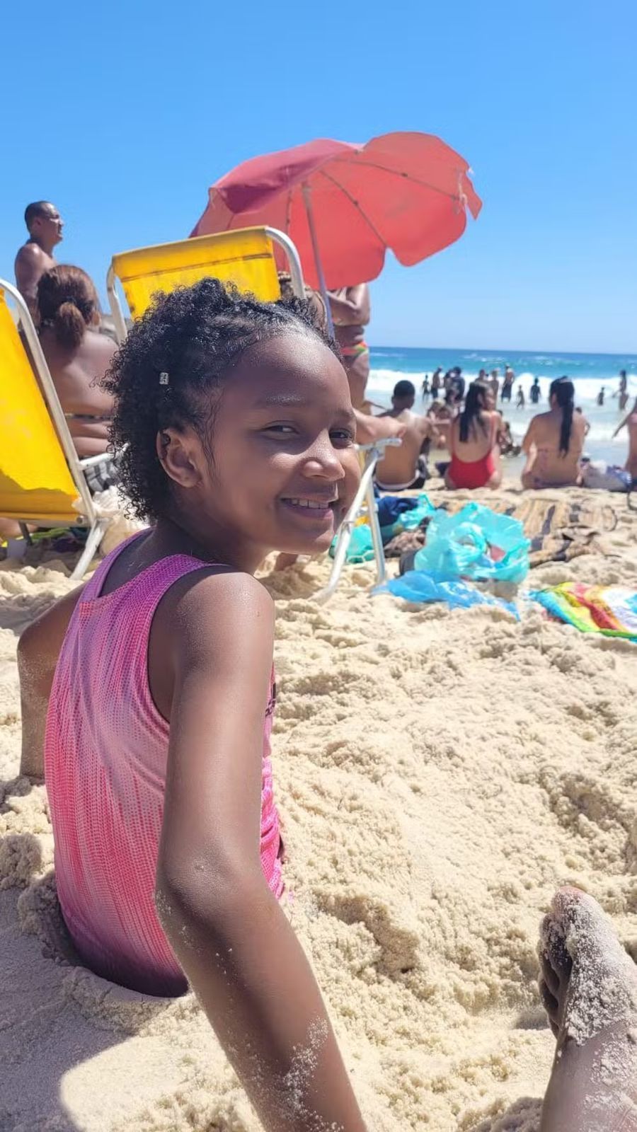 Pai de menina encontrada morta em lixeira desabafa em velório: 'não sei como vou viver'