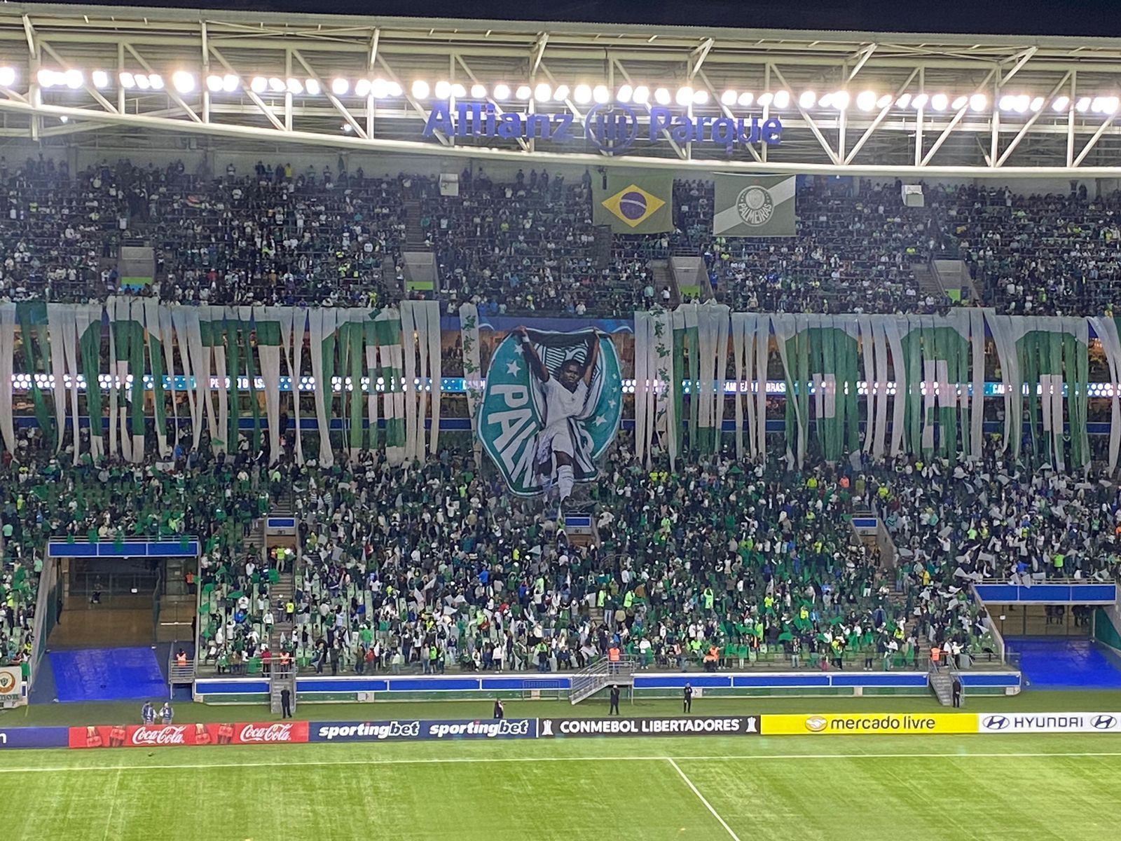 Endrick se despede do Palmeiras em noite de mosaico e ovação da torcida