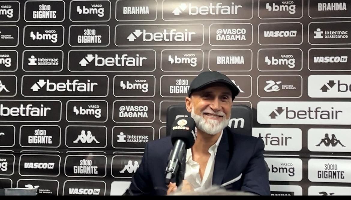 Álvaro Pacheco destaca estreia no Vasco em clássico: ‘Grande batismo’