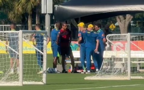 Rivaldo conversa com membros da comissão técnic