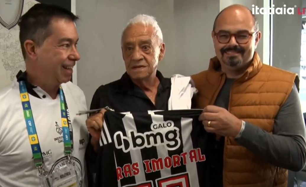 Lenda da Itatiaia, Roberto Abras é homenageado antes de jogo do Atlético na Arena MRV