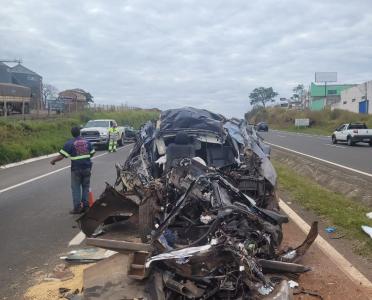 Idoso, dirigindo Hilux, morre após colidir carro com carreta em Passos (MG)