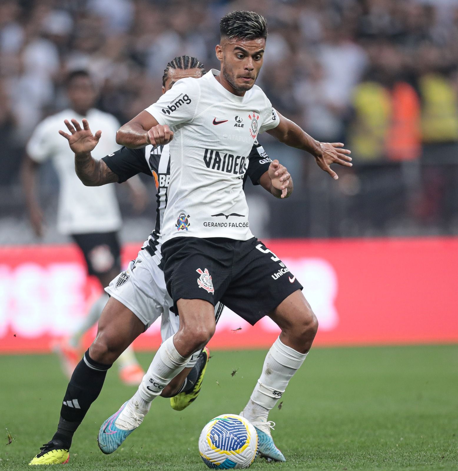 Atlético faz consulta por meio-campista do Corinthians