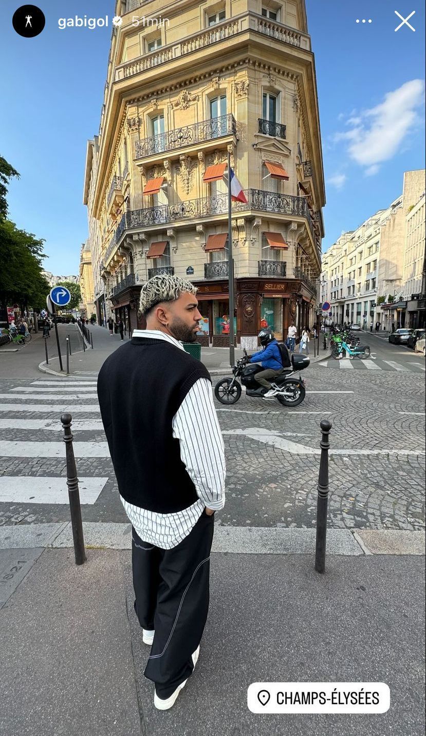 Após ter julgamento adiado, Gabigol publica foto em ponto turístico de Paris