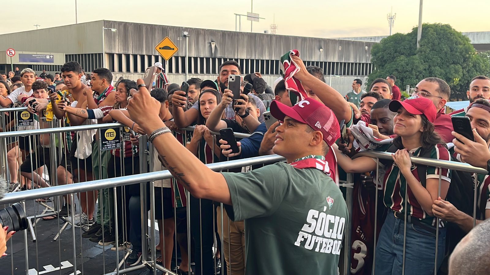 Thiago Silva é recebido no Rio com festa da torcida do Fluminense