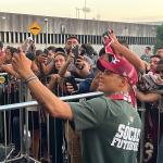 Thiago Silva é recebido no Rio com festa da torcida do Fluminense