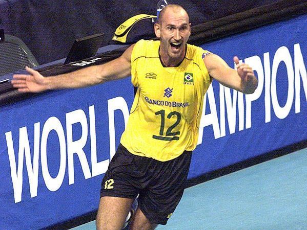 Nalbert, ídolo do vôlei, se emociona ao vivo e relembra episódio 'delicioso' com Pampa