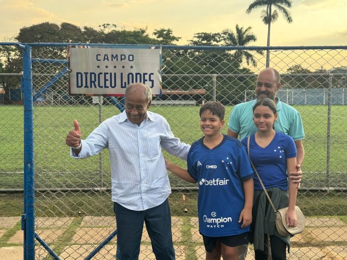 Dirceu Lopes na inauguração de novo campo, com seu nome